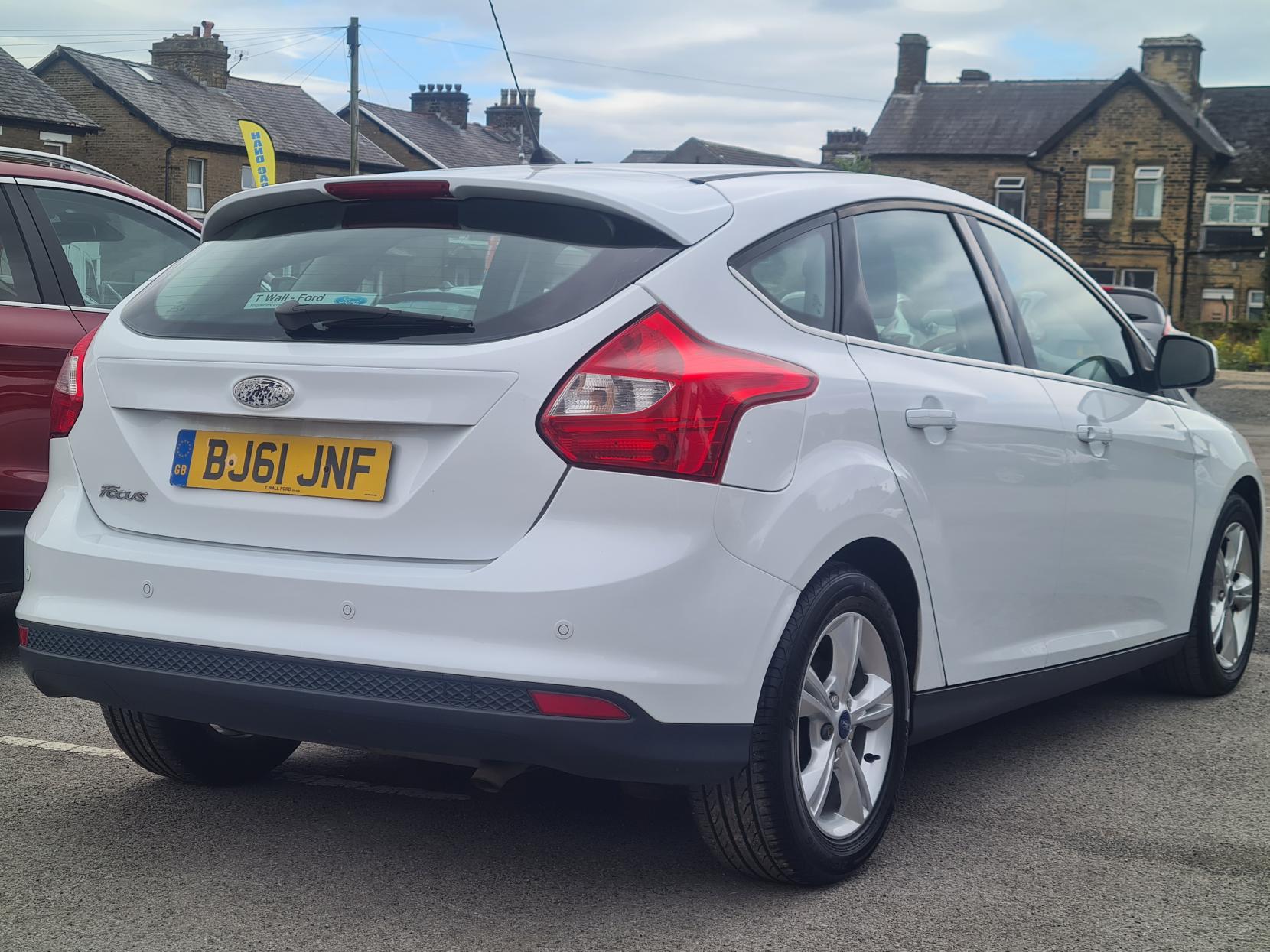 Ford Focus 1.6 Zetec Hatchback 5dr Petrol Powershift Euro 5 (125 ps)