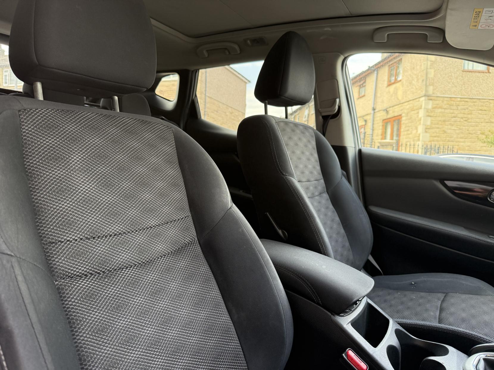 Nissan Qashqai 1.2 DIG-T n-tec+ SUV 5dr Petrol Manual 2WD Euro 5 (s/s) (115 ps)