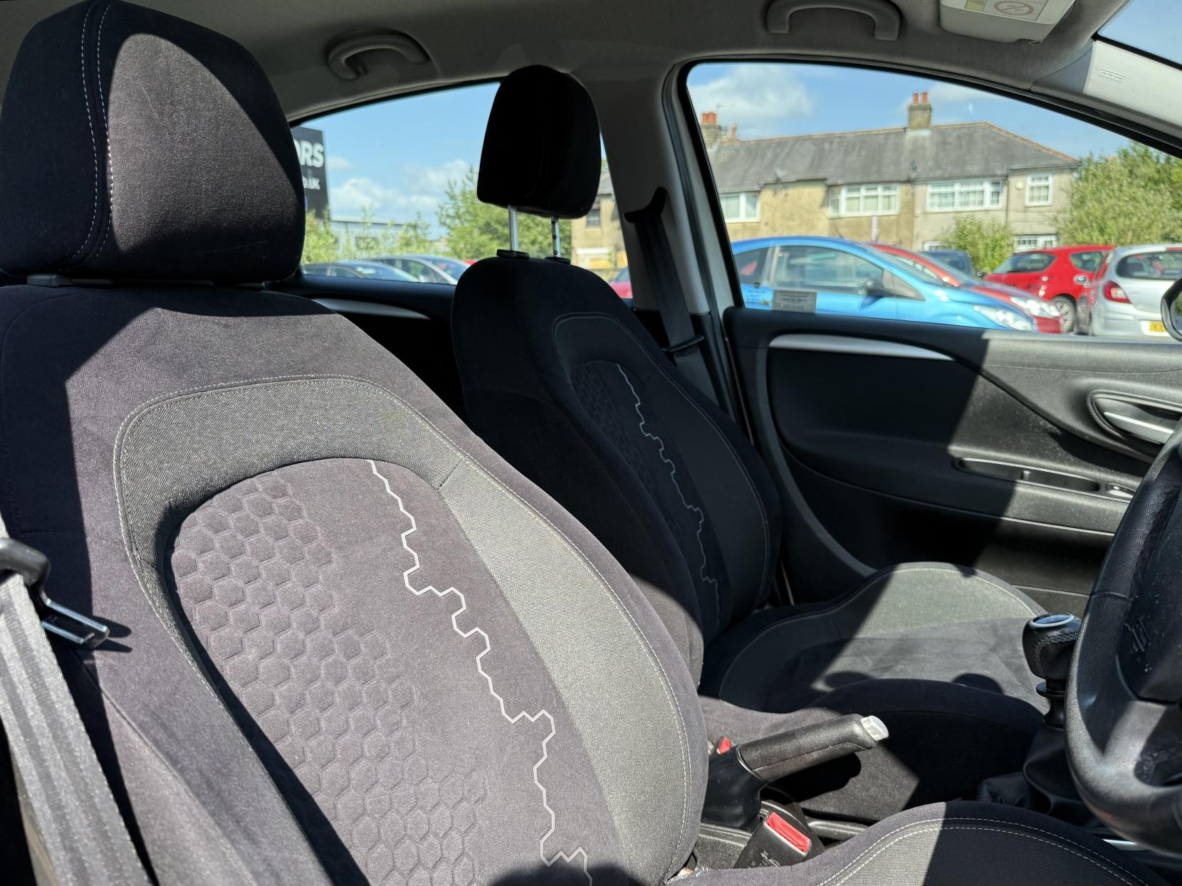 Fiat Punto 1.4 Easy Hatchback 5dr Petrol Euro 6 (s/s) (77 bhp)