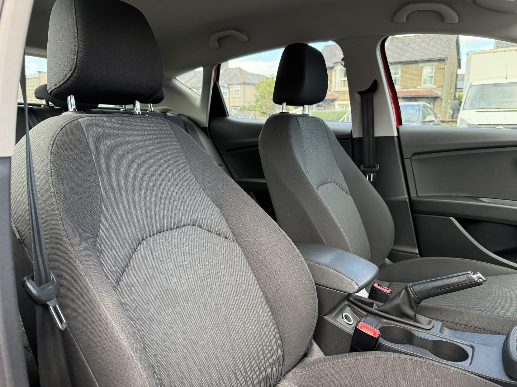 SEAT Leon 1.6 TDI CR SE Hatchback 5dr Diesel Manual Euro 5 (s/s) (105 ps)
