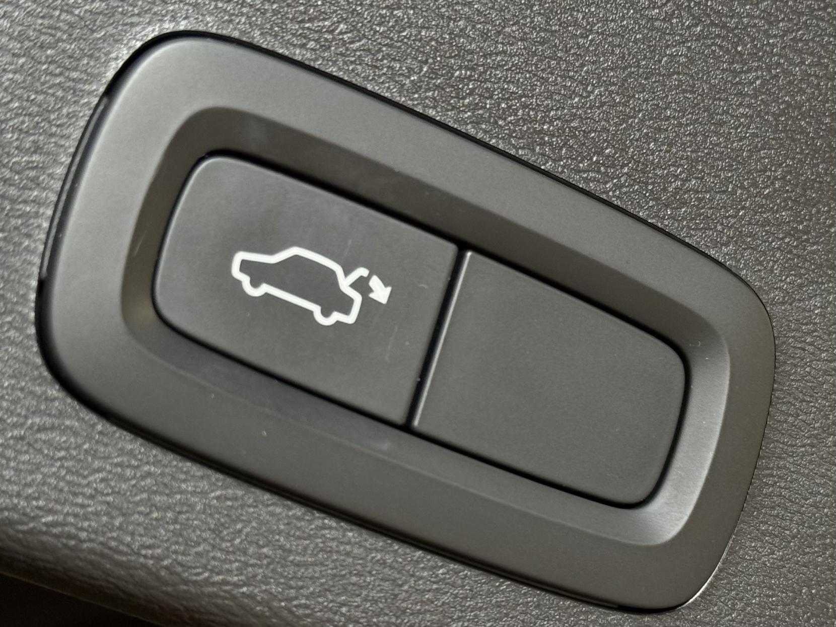 Volvo XC40 2.0 B4 MHEV R-Design Pro SUV 5dr Petrol Hybrid Auto AWD Euro 6 (s/s) (197 ps)