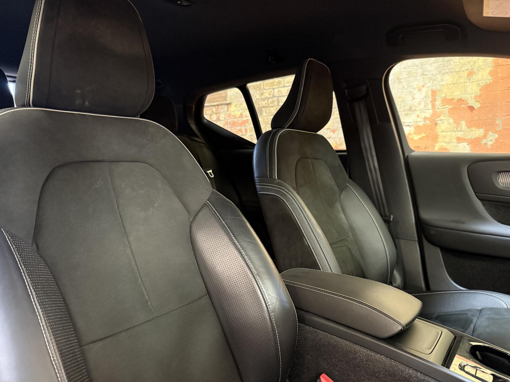 Volvo XC40 2.0 B4 MHEV R-Design Pro SUV 5dr Petrol Hybrid Auto AWD Euro 6 (s/s) (197 ps)