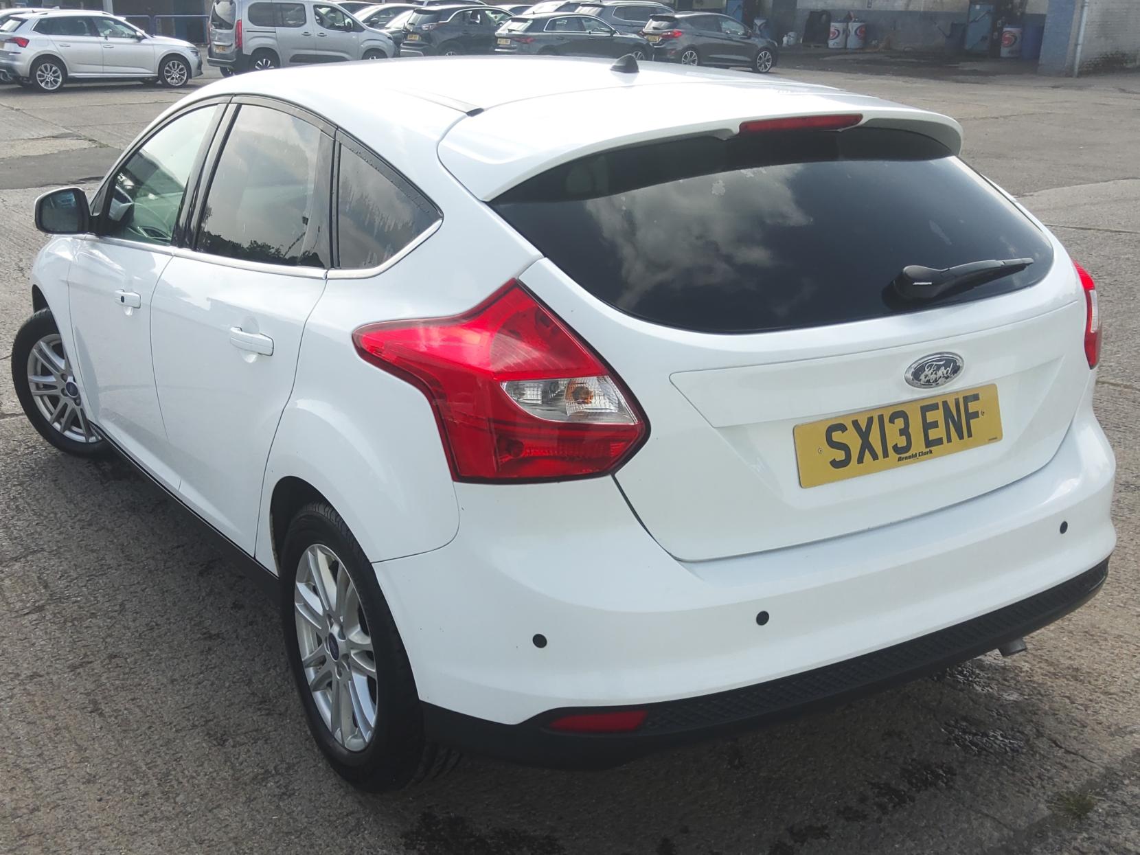 Ford Focus 1.6 Titanium Hatchback 5dr Petrol Powershift Euro 5 (125 ps)