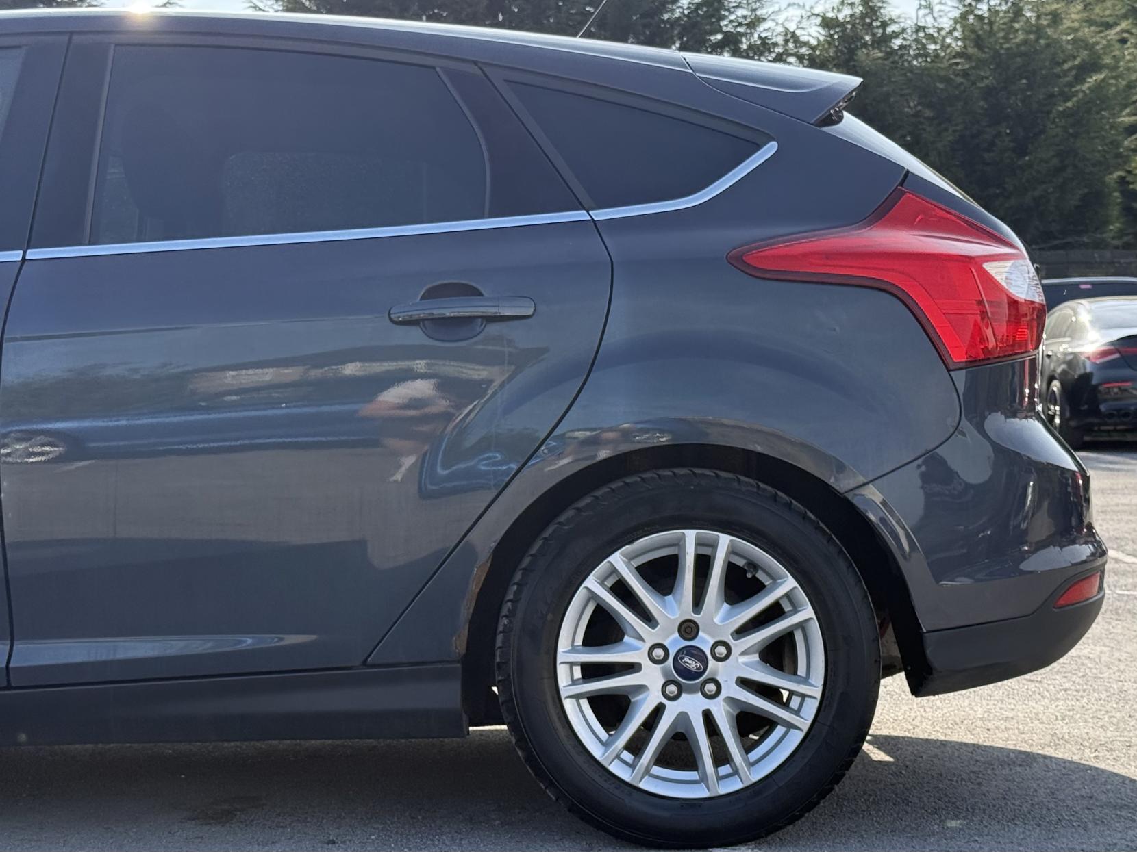 Ford Focus 1.6 Titanium Hatchback 5dr Petrol Manual Euro 5 (125 ps)