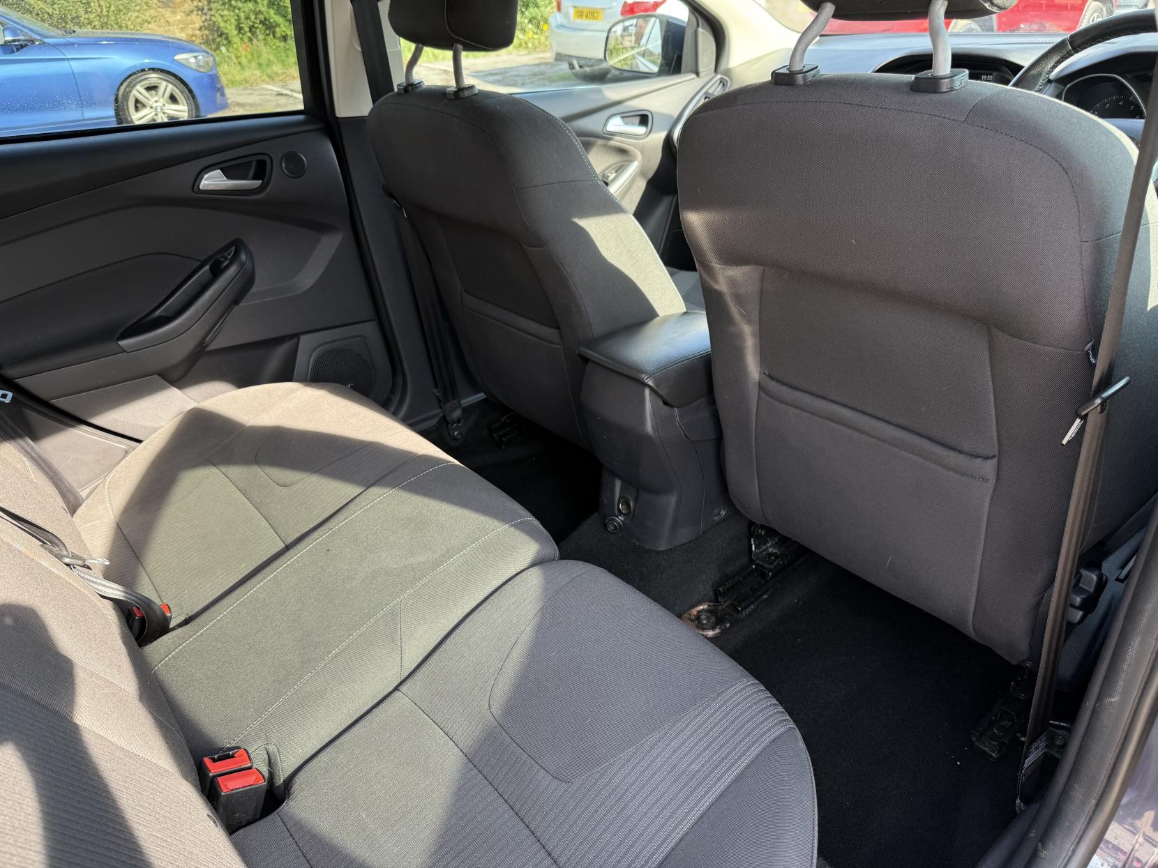 Ford Focus 1.6 Titanium Hatchback 5dr Petrol Manual Euro 5 (125 ps)