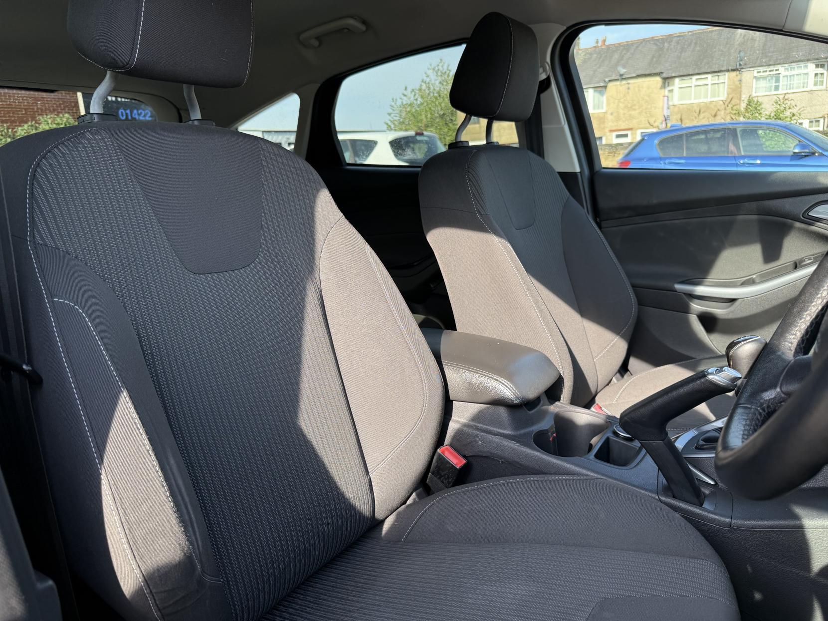 Ford Focus 1.6 Titanium Hatchback 5dr Petrol Manual Euro 5 (125 ps)