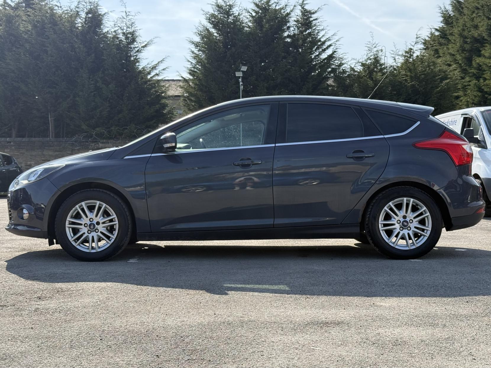 Ford Focus 1.6 Titanium Hatchback 5dr Petrol Manual Euro 5 (125 ps)