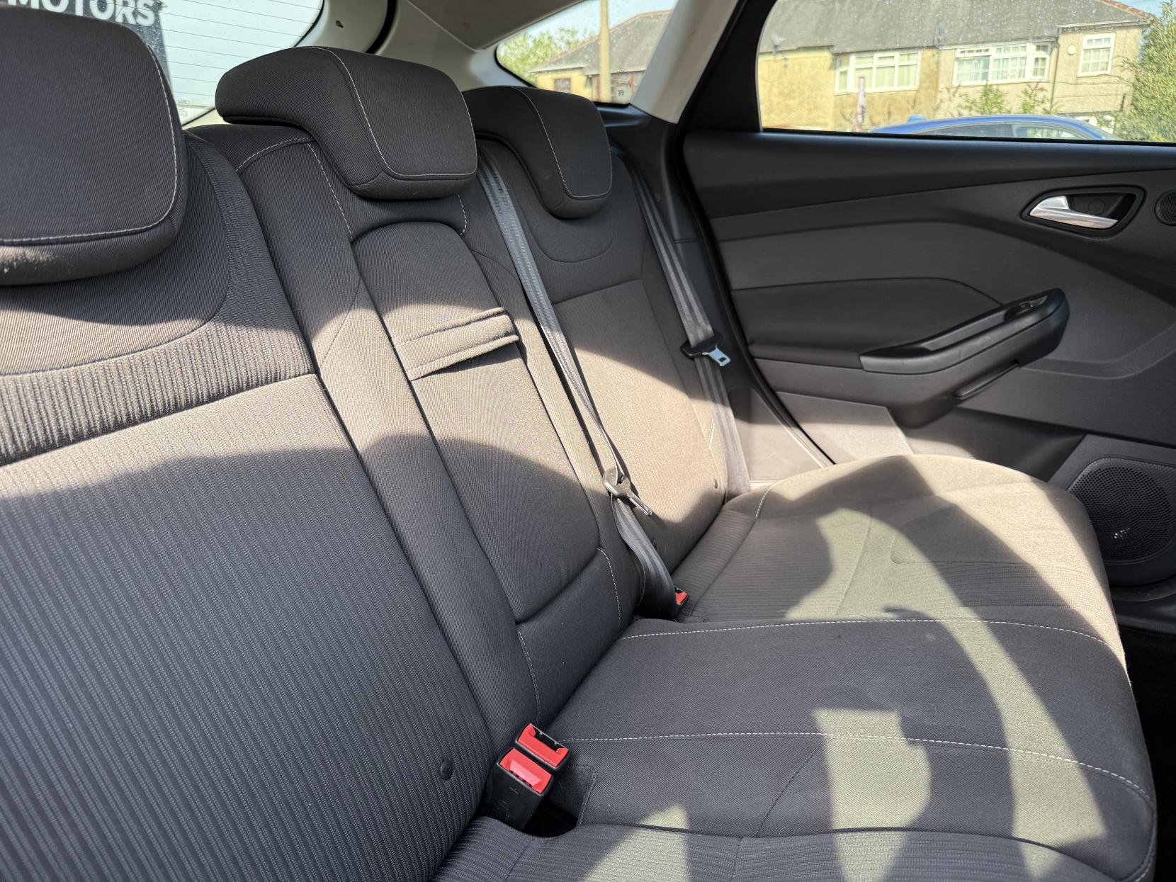 Ford Focus 1.6 Titanium Hatchback 5dr Petrol Manual Euro 5 (125 ps)