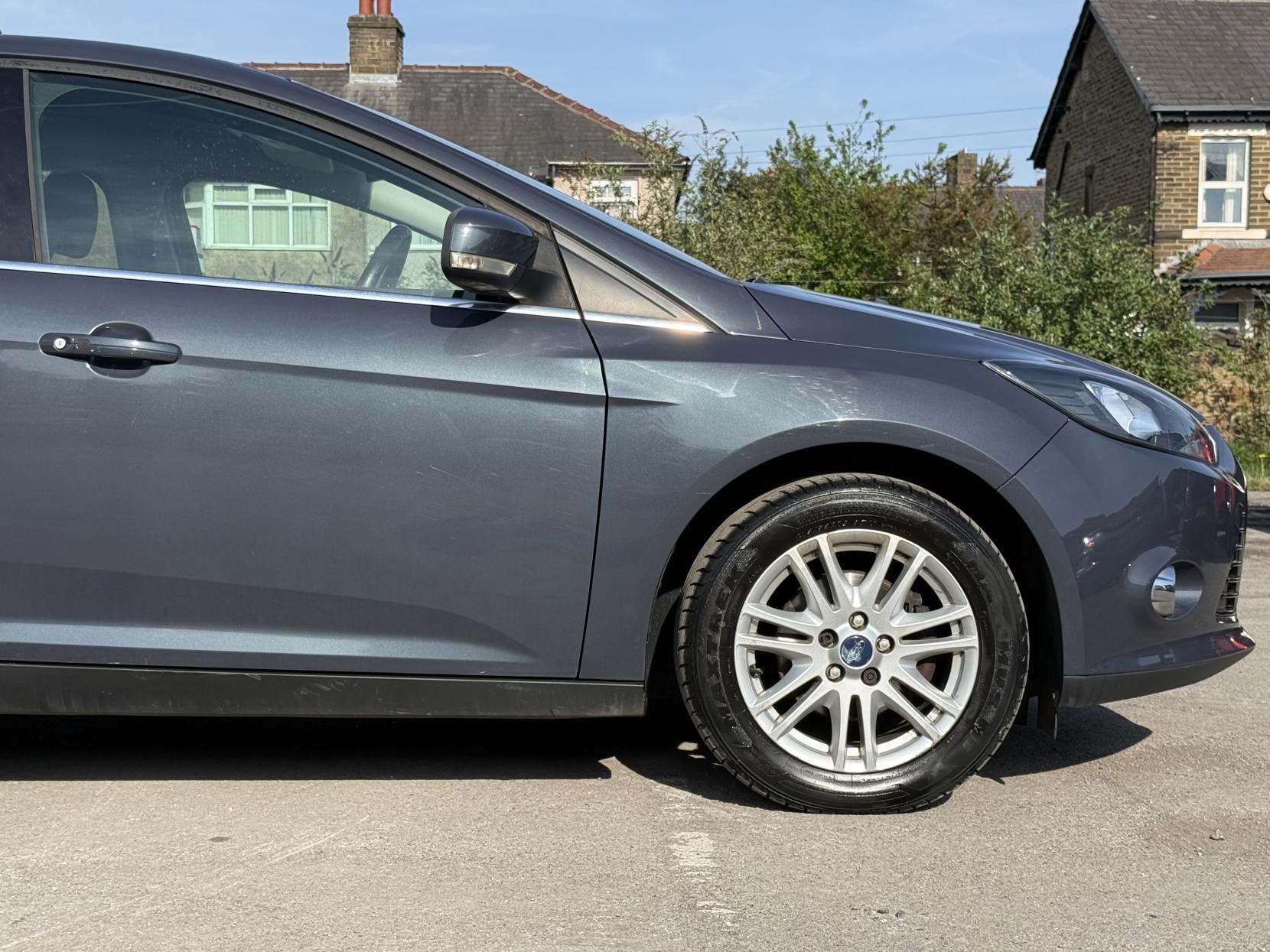 Ford Focus 1.6 Titanium Hatchback 5dr Petrol Manual Euro 5 (125 ps)